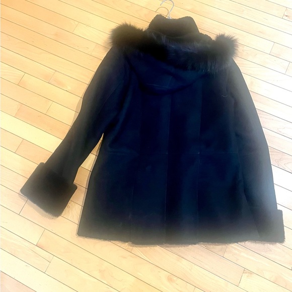 Women's Black shearling Fur-Trimmed Jacket with hood. Great conditions - Picture 2 of 5